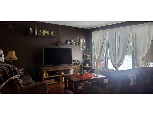 513 4 Street, Fox Creek, AB - Indoor Photo Showing Living Room