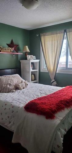 513 4 Street, Fox Creek, AB - Indoor Photo Showing Bedroom