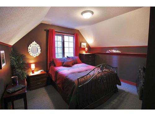 272 Woodley Drive, Hinton, AB - Indoor Photo Showing Bedroom