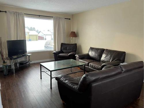 516 7 Avenue, Fox Creek, AB - Indoor Photo Showing Living Room
