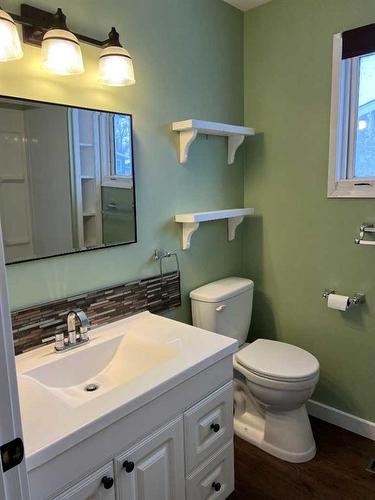 516 7 Avenue, Fox Creek, AB - Indoor Photo Showing Bathroom