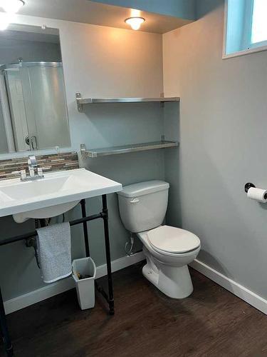 516 7 Avenue, Fox Creek, AB - Indoor Photo Showing Bathroom