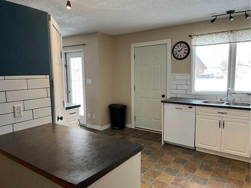 516 7 Avenue, Fox Creek, AB - Indoor Photo Showing Kitchen With Double Sink
