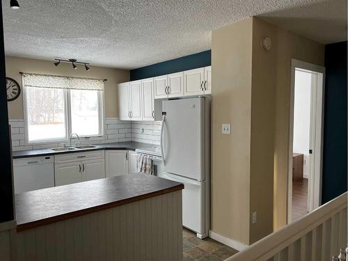 516 7 Avenue, Fox Creek, AB - Indoor Photo Showing Kitchen With Double Sink