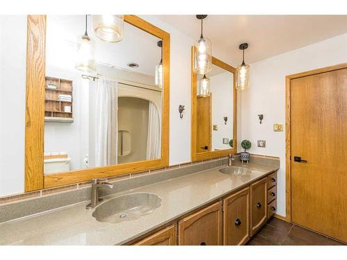 2-23518 16 Highway West, Rural Yellowhead County, AB - Indoor Photo Showing Bathroom