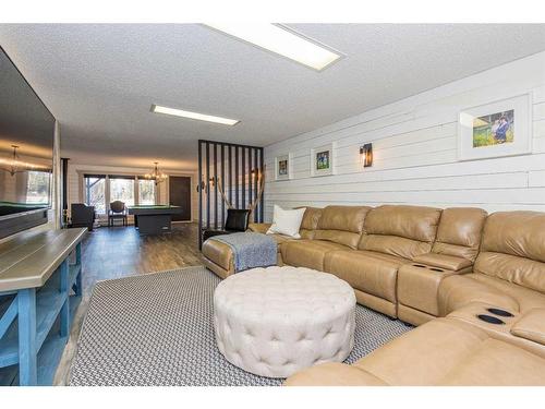 2-23518 16 Highway West, Rural Yellowhead County, AB - Indoor Photo Showing Living Room