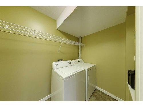 3-300 12 Avenue Sw, Slave Lake, AB - Indoor Photo Showing Laundry Room