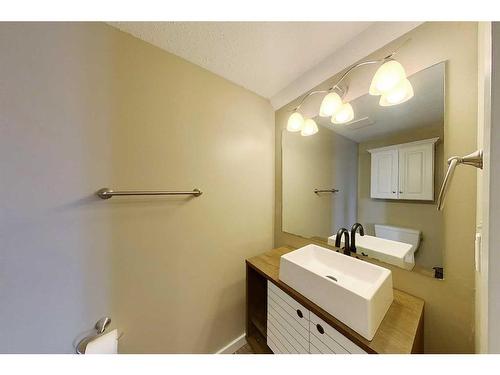 3-300 12 Avenue Sw, Slave Lake, AB - Indoor Photo Showing Bathroom