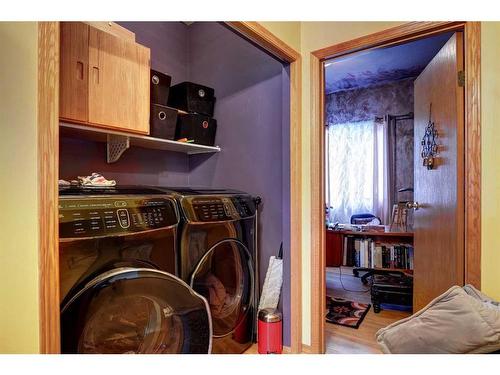 A&B-448 Elk Street, Banff, AB - Indoor Photo Showing Laundry Room
