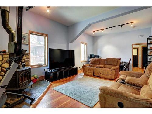 A&B-448 Elk Street, Banff, AB - Indoor Photo Showing Living Room