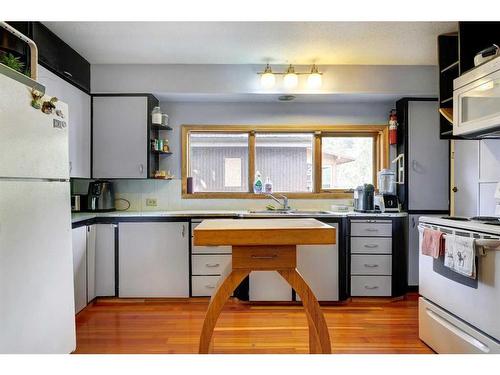 A&B-448 Elk Street, Banff, AB - Indoor Photo Showing Kitchen