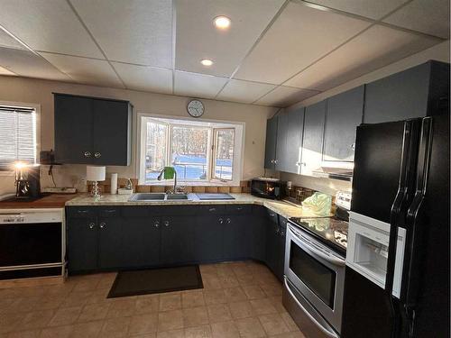 8 Beaver Avenue, Island Lake, AB - Indoor Photo Showing Kitchen With Double Sink