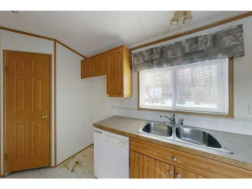 1313 Southshore Dr. W, Canyon Creek, AB - Indoor Photo Showing Kitchen With Double Sink