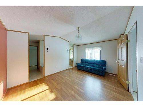 1313 Southshore Dr. W, Canyon Creek, AB - Indoor Photo Showing Living Room