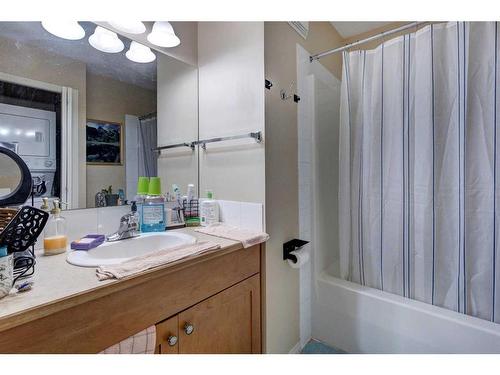 205-343 Marten Street, Banff, AB - Indoor Photo Showing Bathroom