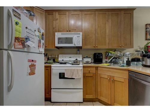 205-343 Marten Street, Banff, AB - Indoor Photo Showing Kitchen
