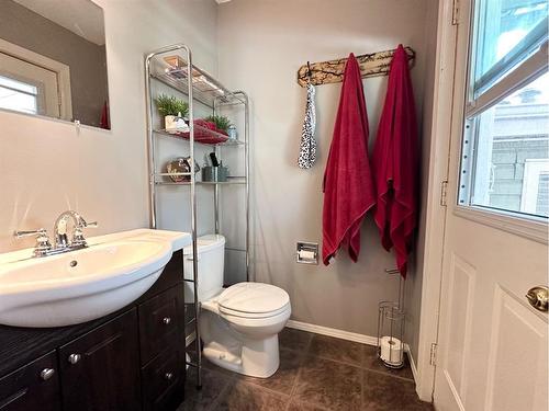 46 Pineview Road, Whitecourt, AB - Indoor Photo Showing Bathroom