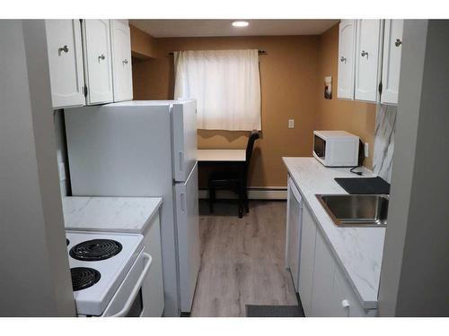 3-506 41 Street, Edson, AB - Indoor Photo Showing Kitchen