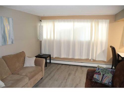 3-506 41 Street, Edson, AB - Indoor Photo Showing Living Room