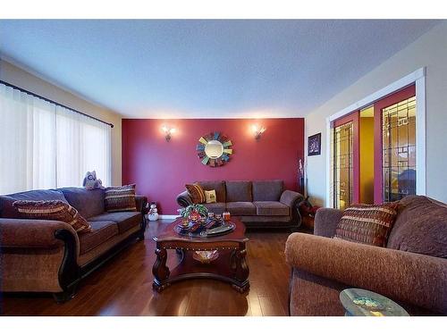 1105 9 Avenue Se, Slave Lake, AB - Indoor Photo Showing Living Room