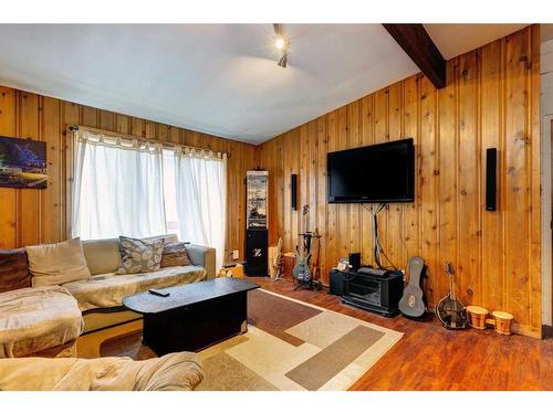 1-5-412 Beaver Street, Banff, AB - Indoor Photo Showing Living Room