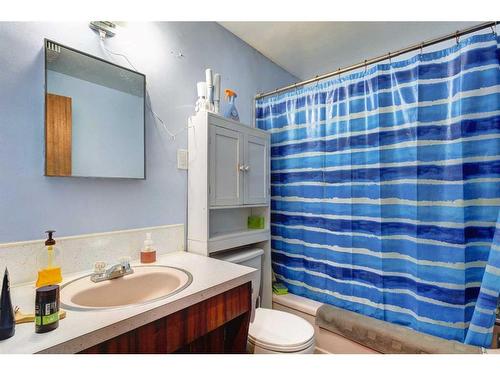 1-5-412 Beaver Street, Banff, AB - Indoor Photo Showing Bathroom