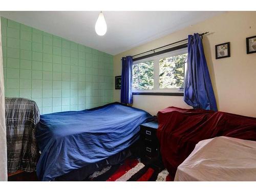 1-5-412 Beaver Street, Banff, AB - Indoor Photo Showing Bedroom