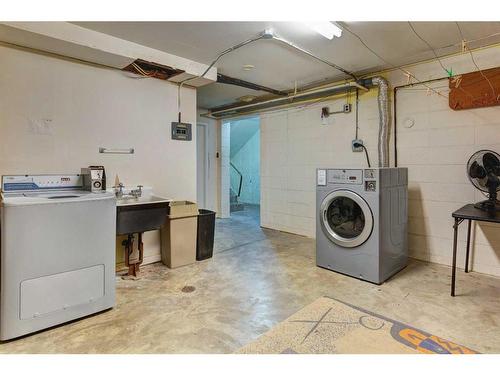 1-5-412 Beaver Street, Banff, AB - Indoor Photo Showing Laundry Room