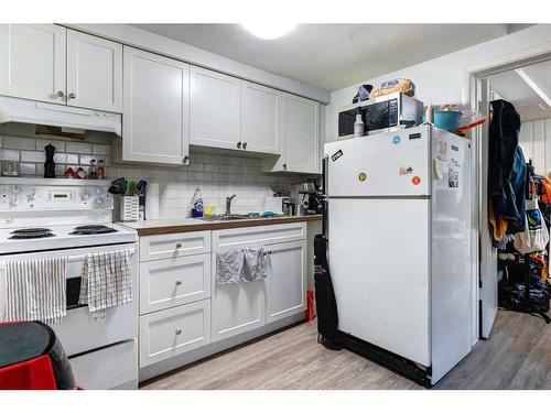 1-5-412 Beaver Street, Banff, AB - Indoor Photo Showing Kitchen