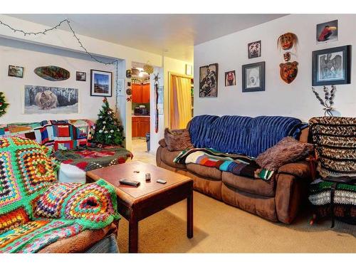 1-5-412 Beaver Street, Banff, AB - Indoor Photo Showing Living Room