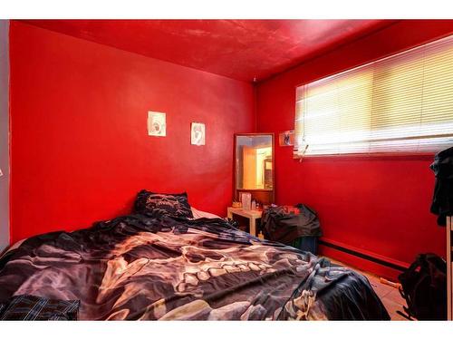 1-5-412 Beaver Street, Banff, AB - Indoor Photo Showing Bedroom