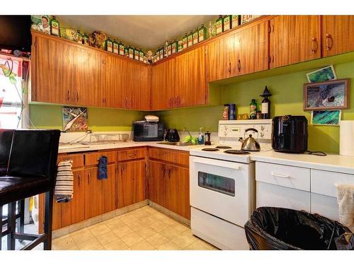 1-5-412 Beaver Street, Banff, AB - Indoor Photo Showing Kitchen