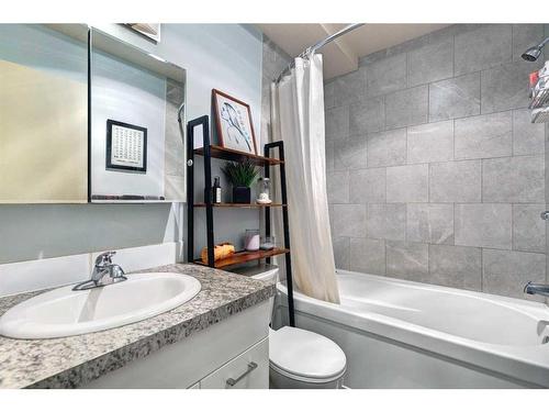 1-5-412 Beaver Street, Banff, AB - Indoor Photo Showing Bathroom