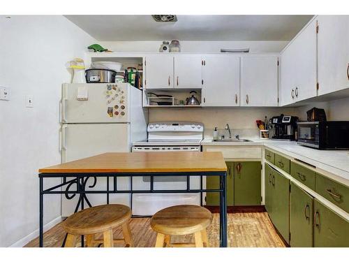 1-5-412 Beaver Street, Banff, AB - Indoor Photo Showing Kitchen