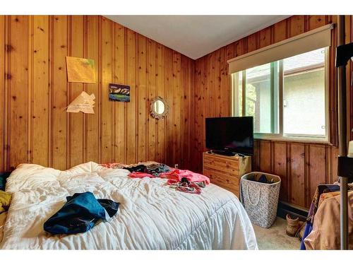 1-5-412 Beaver Street, Banff, AB - Indoor Photo Showing Bedroom