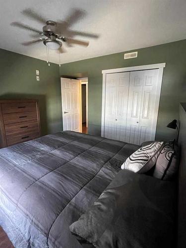 302-501 3 Street, Fox Creek, AB - Indoor Photo Showing Bedroom
