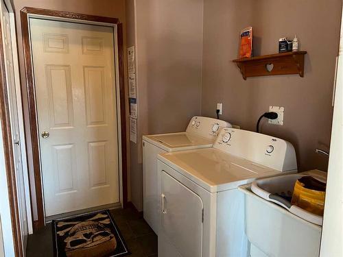 900 7 Avenue, Fox Creek, AB - Indoor Photo Showing Laundry Room