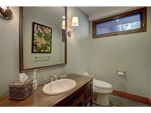 417-421 Muskrat Street, Banff, AB - Indoor Photo Showing Bathroom