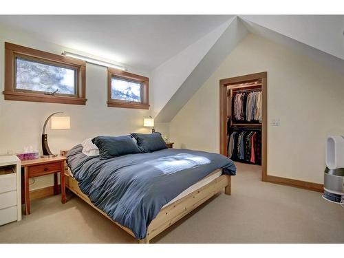 417-421 Muskrat Street, Banff, AB - Indoor Photo Showing Bedroom