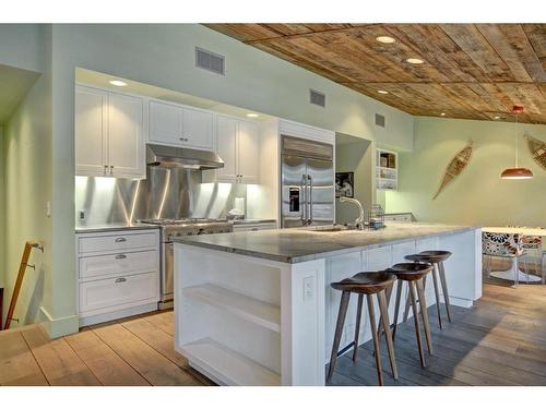 417-421 Muskrat Street, Banff, AB - Indoor Photo Showing Kitchen With Upgraded Kitchen