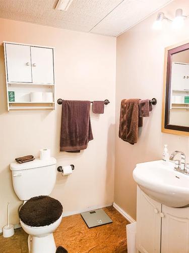 1601 52 Street, Edson, AB - Indoor Photo Showing Bathroom