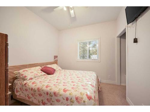 1860 Highway 813, Calling Lake, AB - Indoor Photo Showing Bedroom