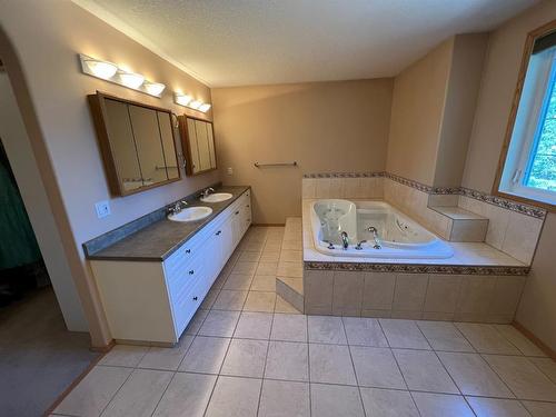 247 Woodley Drive, Hinton, AB - Indoor Photo Showing Bathroom