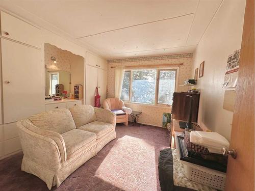 15 Aspen Heights, Hinton, AB - Indoor Photo Showing Living Room