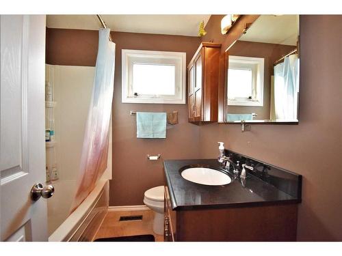 559 Mountain Street, Hinton, AB - Indoor Photo Showing Bathroom