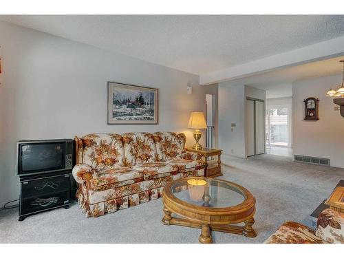 128 Nahanni Drive, Banff, AB - Indoor Photo Showing Living Room