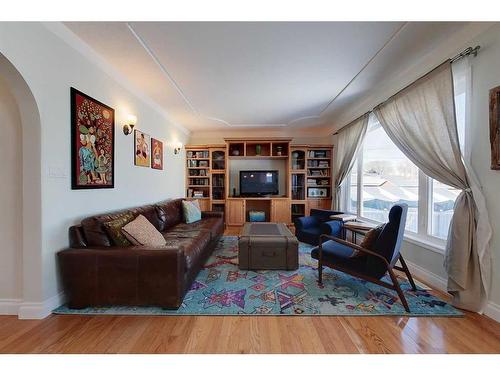 332 4 Street Ne, Slave Lake, AB - Indoor Photo Showing Living Room