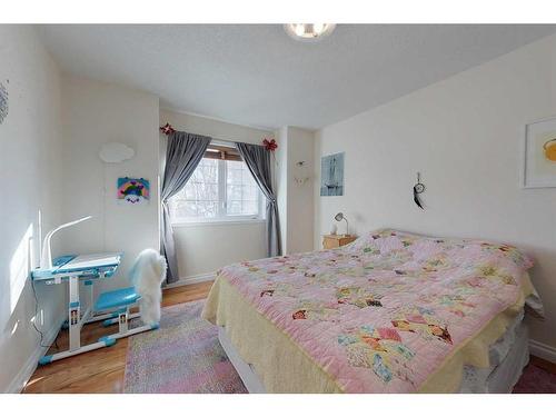 332 4 Street Ne, Slave Lake, AB - Indoor Photo Showing Bedroom