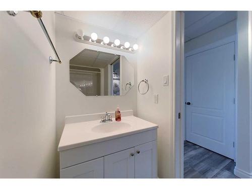 332 4 Street Ne, Slave Lake, AB - Indoor Photo Showing Bathroom