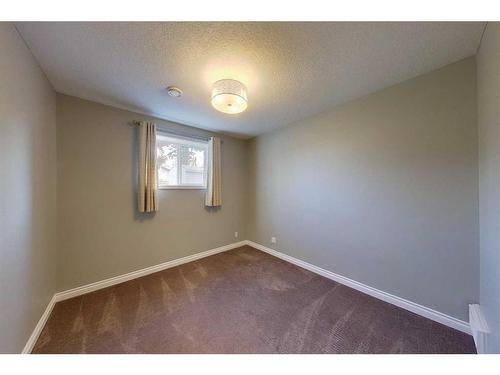 7111 South Glen Avenue, Edson, AB - Indoor Photo Showing Other Room